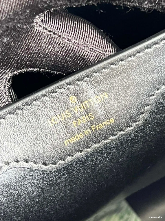 LOUIS CAPUCINES MM VUITTON 0402